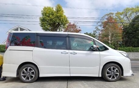 Toyota Noah III, 2021 год, 2 200 000 рублей, 15 фотография