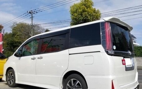 Toyota Noah III, 2021 год, 2 200 000 рублей, 18 фотография