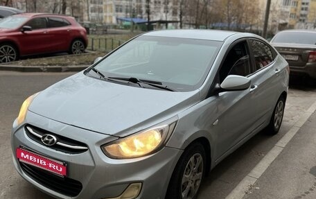 Hyundai Solaris II рестайлинг, 2011 год, 670 000 рублей, 2 фотография