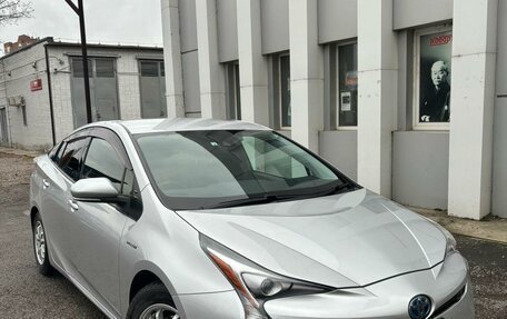 Toyota Prius IV XW50, 2016 год, 1 850 000 рублей, 2 фотография