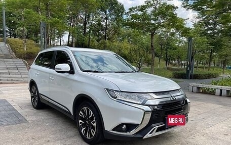 Mitsubishi Outlander III рестайлинг 3, 2020 год, 2 300 000 рублей, 1 фотография