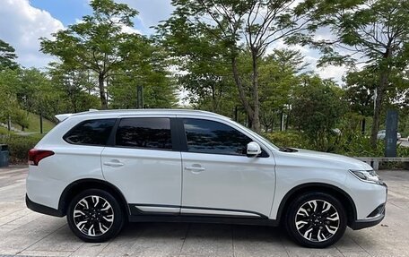 Mitsubishi Outlander III рестайлинг 3, 2020 год, 2 300 000 рублей, 4 фотография