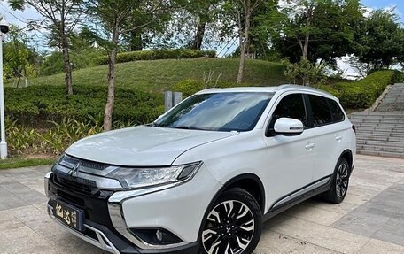 Mitsubishi Outlander III рестайлинг 3, 2020 год, 2 300 000 рублей, 3 фотография