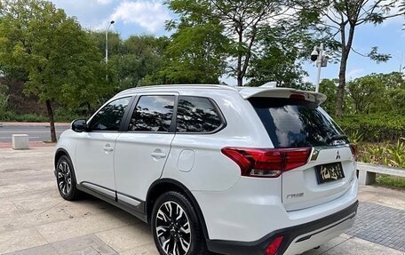 Mitsubishi Outlander III рестайлинг 3, 2020 год, 2 300 000 рублей, 7 фотография