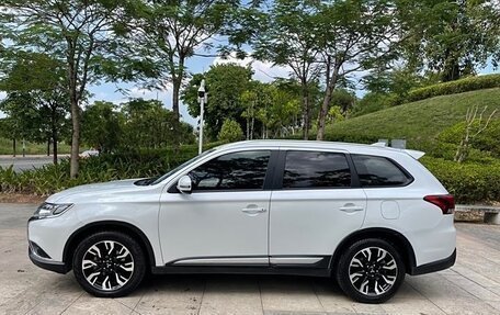 Mitsubishi Outlander III рестайлинг 3, 2020 год, 2 300 000 рублей, 9 фотография