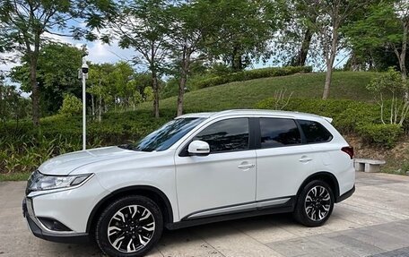 Mitsubishi Outlander III рестайлинг 3, 2020 год, 2 300 000 рублей, 8 фотография