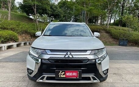 Mitsubishi Outlander III рестайлинг 3, 2020 год, 2 300 000 рублей, 2 фотография