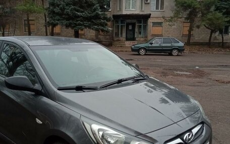 Hyundai Solaris II рестайлинг, 2013 год, 700 000 рублей, 2 фотография