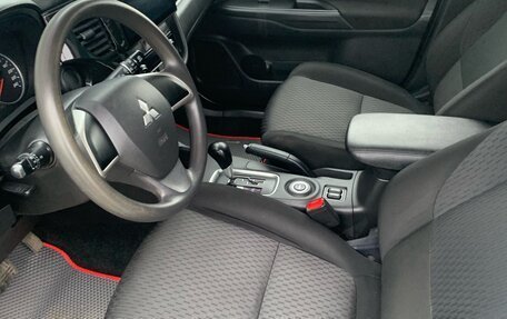 Mitsubishi Outlander III рестайлинг 3, 2014 год, 1 690 000 рублей, 10 фотография