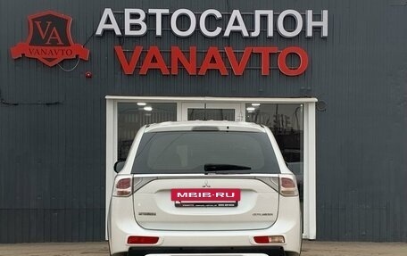 Mitsubishi Outlander III рестайлинг 3, 2014 год, 1 690 000 рублей, 8 фотография