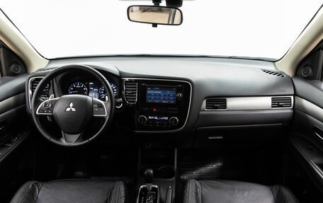 Mitsubishi Outlander III рестайлинг 3, 2014 год, 1 848 000 рублей, 13 фотография