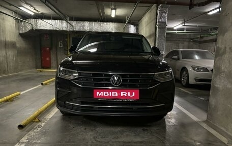 Volkswagen Tiguan II, 2021 год, 3 560 000 рублей, 2 фотография