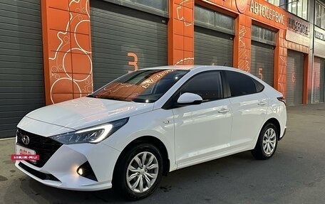 Hyundai Solaris II рестайлинг, 2021 год, 2 000 000 рублей, 2 фотография