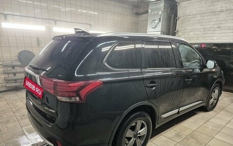 Mitsubishi Outlander III рестайлинг 3, 2017 год, 1 599 000 рублей, 4 фотография