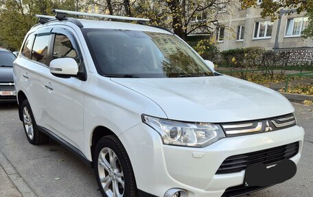 Mitsubishi Outlander III рестайлинг 3, 2014 год, 1 800 000 рублей, 2 фотография