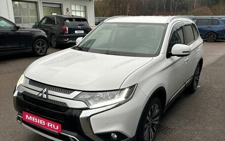 Mitsubishi Outlander III рестайлинг 3, 2019 год, 2 181 000 рублей, 2 фотография