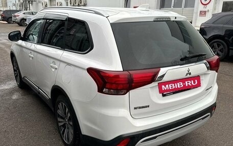 Mitsubishi Outlander III рестайлинг 3, 2019 год, 2 181 000 рублей, 4 фотография