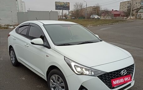 Hyundai Solaris II рестайлинг, 2021 год, 1 830 000 рублей, 4 фотография