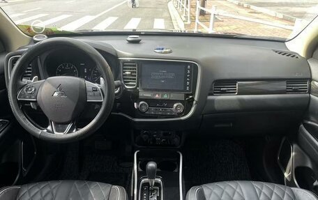 Mitsubishi Outlander III рестайлинг 3, 2022 год, 2 430 000 рублей, 3 фотография