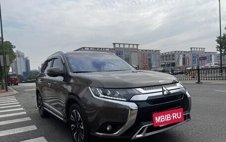 Mitsubishi Outlander III рестайлинг 3, 2022 год, 2 430 000 рублей, 2 фотография