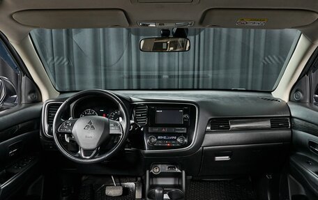 Mitsubishi Outlander III рестайлинг 3, 2015 год, 2 259 000 рублей, 8 фотография