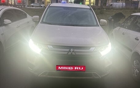 Mitsubishi Outlander III рестайлинг 3, 2019 год, 2 500 000 рублей, 1 фотография