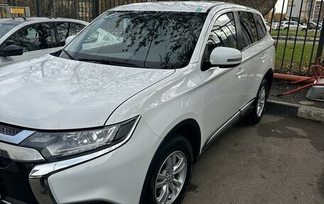 Mitsubishi Outlander III рестайлинг 3, 2019 год, 2 500 000 рублей, 2 фотография