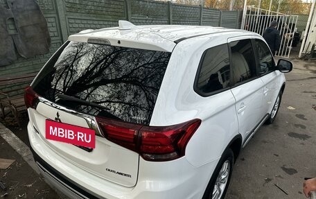 Mitsubishi Outlander III рестайлинг 3, 2019 год, 2 500 000 рублей, 3 фотография