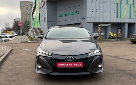 Toyota Prius IV XW50, 2019 год, 2 950 000 рублей, 2 фотография