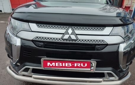 Mitsubishi Outlander III рестайлинг 3, 2019 год, 2 800 000 рублей, 3 фотография