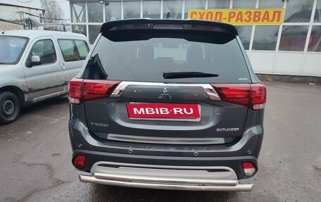 Mitsubishi Outlander III рестайлинг 3, 2019 год, 2 800 000 рублей, 4 фотография