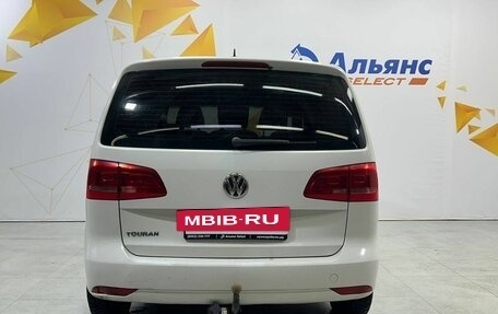 Volkswagen Touran III, 2011 год, 990 000 рублей, 4 фотография