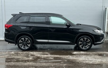 Mitsubishi Outlander III рестайлинг 3, 2021 год, 2 885 000 рублей, 5 фотография