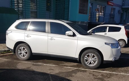 Mitsubishi Outlander III рестайлинг 3, 2014 год, 1 800 000 рублей, 2 фотография