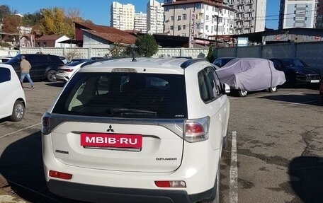 Mitsubishi Outlander III рестайлинг 3, 2014 год, 1 800 000 рублей, 3 фотография