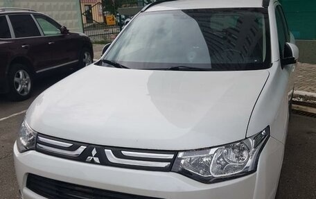 Mitsubishi Outlander III рестайлинг 3, 2014 год, 1 800 000 рублей, 9 фотография