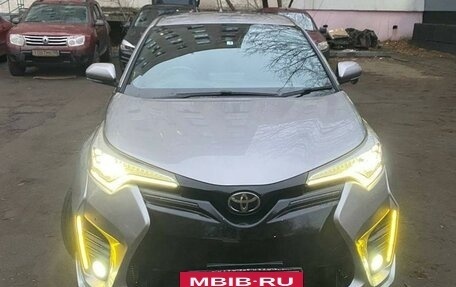 Toyota C-HR I рестайлинг, 2017 год, 3 100 000 рублей, 3 фотография