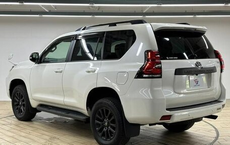 Toyota Land Cruiser Prado 150 рестайлинг 2, 2021 год, 4 799 000 рублей, 5 фотография