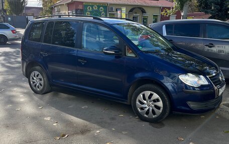 Volkswagen Touran III, 2010 год, 1 000 000 рублей, 2 фотография