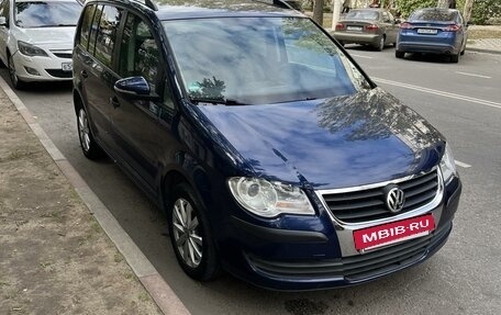 Volkswagen Touran III, 2010 год, 1 000 000 рублей, 4 фотография