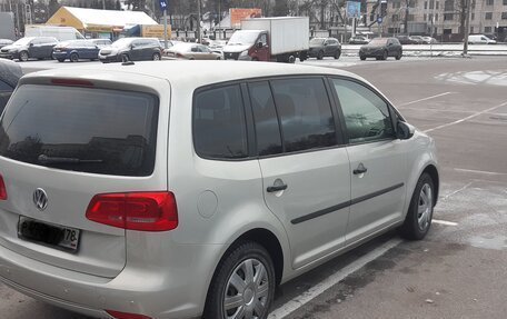 Volkswagen Touran III, 2010 год, 859 000 рублей, 3 фотография