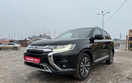 Mitsubishi Outlander III рестайлинг 3, 2019 год, 2 450 000 рублей, 2 фотография