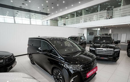 Toyota Alphard, 2024 год, 18 990 000 рублей, 3 фотография