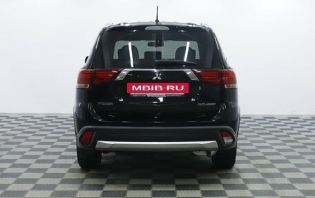 Mitsubishi Outlander III рестайлинг 3, 2017 год, 1 895 000 рублей, 6 фотография