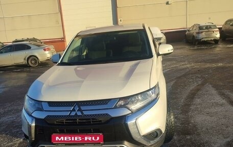 Mitsubishi Outlander III рестайлинг 3, 2019 год, 2 300 000 рублей, 1 фотография