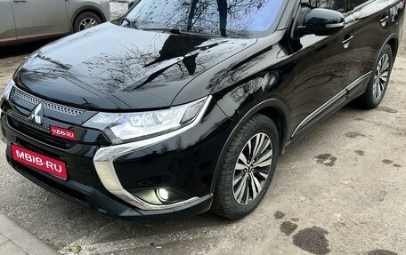 Mitsubishi Outlander III рестайлинг 3, 2019 год, 2 750 000 рублей, 1 фотография