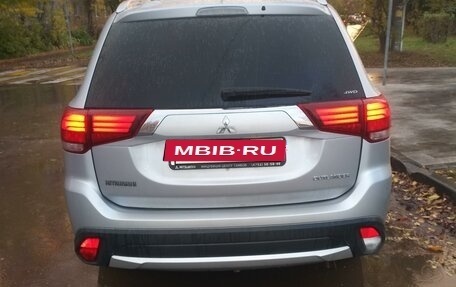 Mitsubishi Outlander III рестайлинг 3, 2016 год, 1 890 000 рублей, 2 фотография