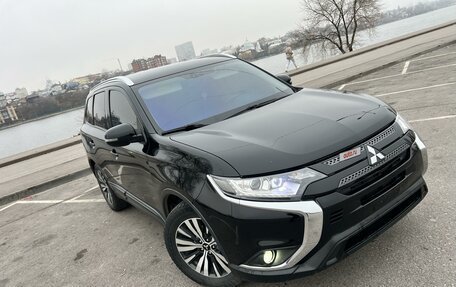 Mitsubishi Outlander III рестайлинг 3, 2019 год, 2 750 000 рублей, 10 фотография