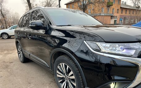 Mitsubishi Outlander III рестайлинг 3, 2019 год, 2 750 000 рублей, 4 фотография