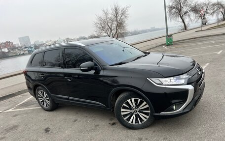 Mitsubishi Outlander III рестайлинг 3, 2019 год, 2 750 000 рублей, 9 фотография